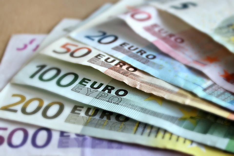χρήματα, ευρώ, χαρτονομίσματα, οφειλές, επιδοτήσεις